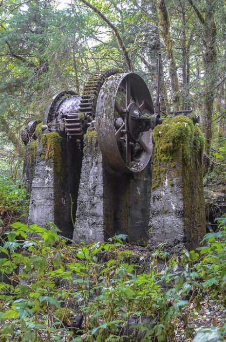 Chilling Photos From Abandoned Places Around The World (40 pics)