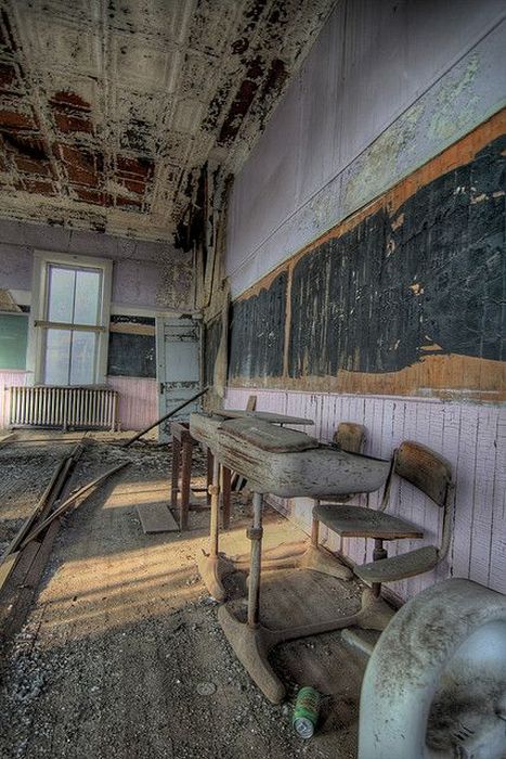 Chilling Photos From Abandoned Places Around The World (40 pics)