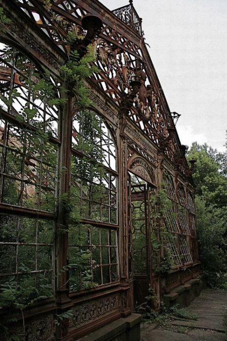 Chilling Photos From Abandoned Places Around The World (40 pics)