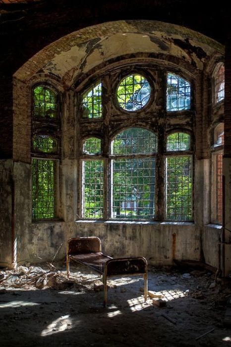 Chilling Photos From Abandoned Places Around The World (40 pics)