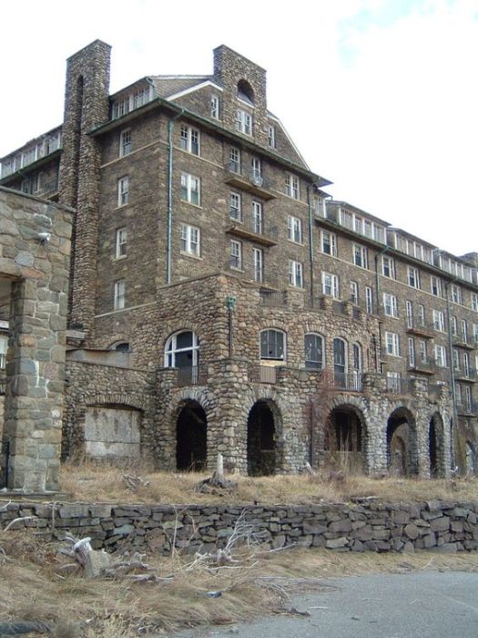 Chilling Photos From Abandoned Places Around The World (40 pics)