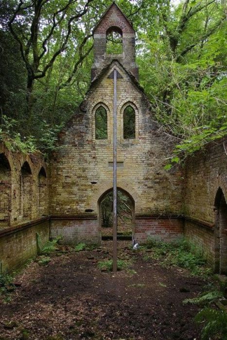 Chilling Photos From Abandoned Places Around The World (40 pics)