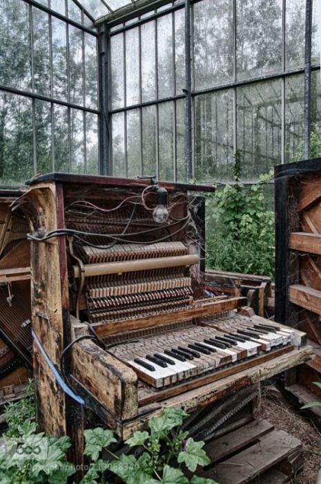 Chilling Photos From Abandoned Places Around The World (40 pics)