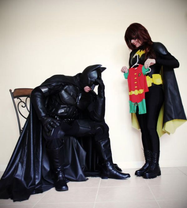 Couple Uses Superhero Costumes To Make Hilarious Pregnancy Announcement (5 pics)