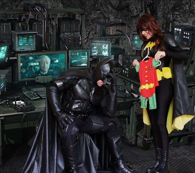 Couple Uses Superhero Costumes To Make Hilarious Pregnancy Announcement (5 pics)