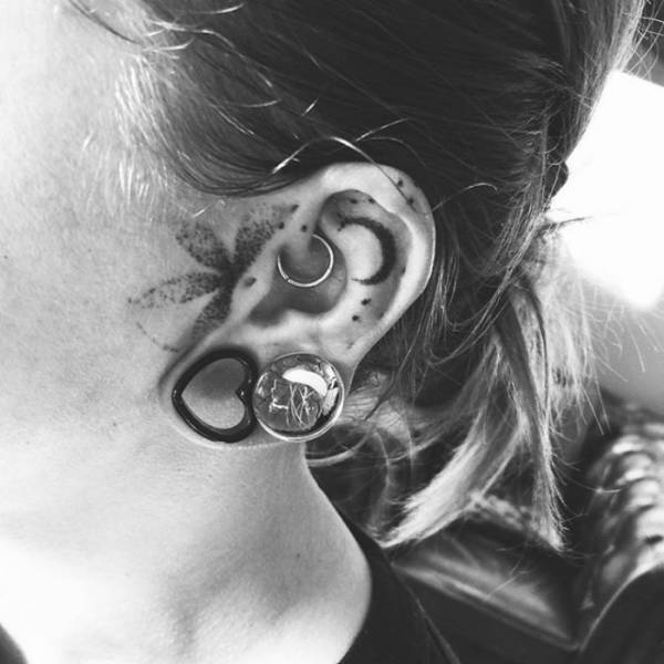 The Helix Tattoo Trend Is Starting To Catch On (35 pics)