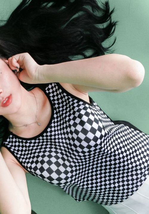 Optical Illusion Top Helps Girls Increase Their Bust (3 pics)