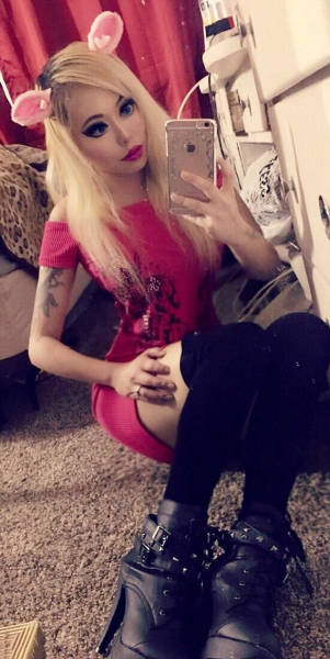 Girl Goes From Goth To Real Life Barbie Doll (22 pics)