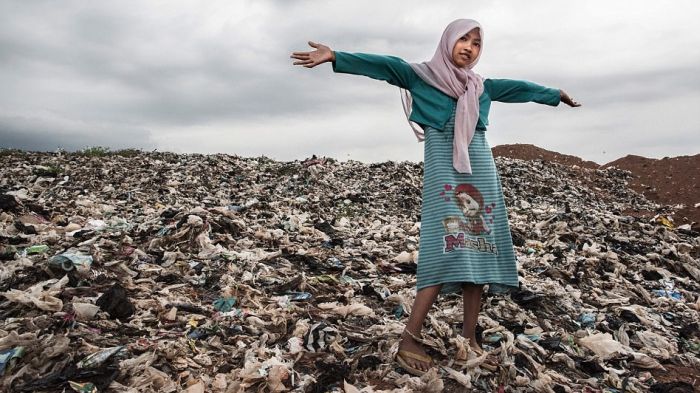 Shocking Photos Reveal People Living In A Giant Rubbish Dump (12 pics)
