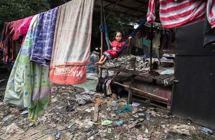 Shocking Photos Reveal People Living In A Giant Rubbish Dump (12 pics)