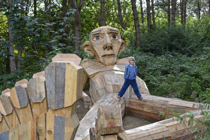 Artist Creates Incredible Sculptures From Recycled Wood (17 pics)