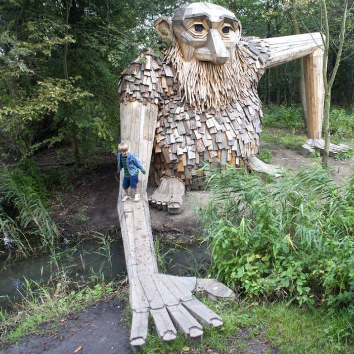 Artist Creates Incredible Sculptures From Recycled Wood (17 pics)