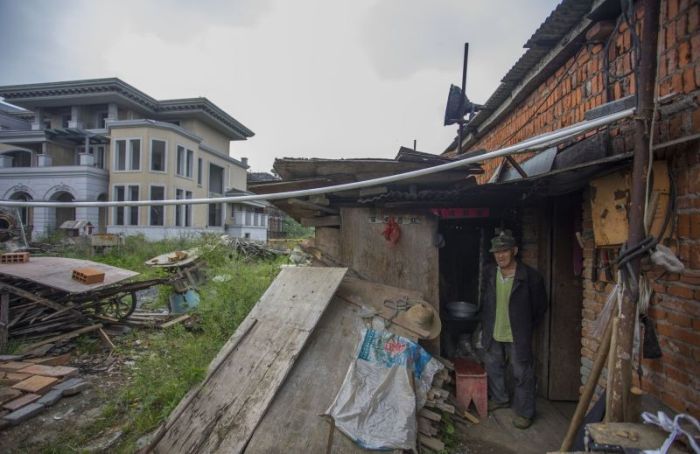 The Lone Inhabitants Of An Abandoned Chinese Community (7 pics)