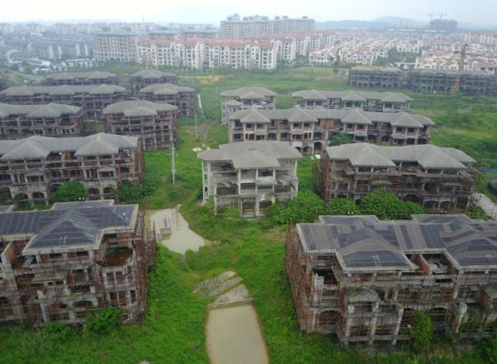 The Lone Inhabitants Of An Abandoned Chinese Community (7 pics)