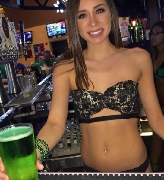 The Sexy Girls In This Sports Bar Make It Hard To Watch Sports (33 pics)