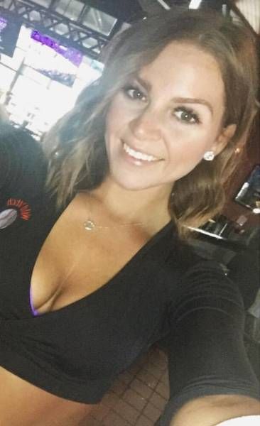 The Sexy Girls In This Sports Bar Make It Hard To Watch Sports (33 pics)
