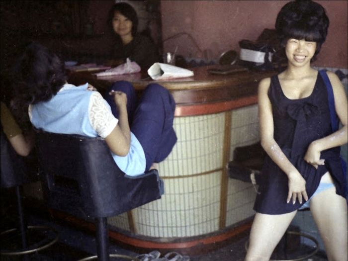 Candid Color Shots Show Bar Girls During The Vietnam War (24 pics)