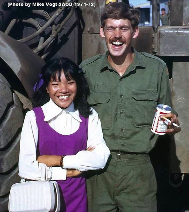 Candid Color Shots Show Bar Girls During The Vietnam War (24 pics)