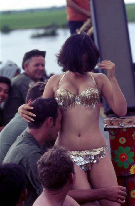 Candid Color Shots Show Bar Girls During The Vietnam War (24 pics)
