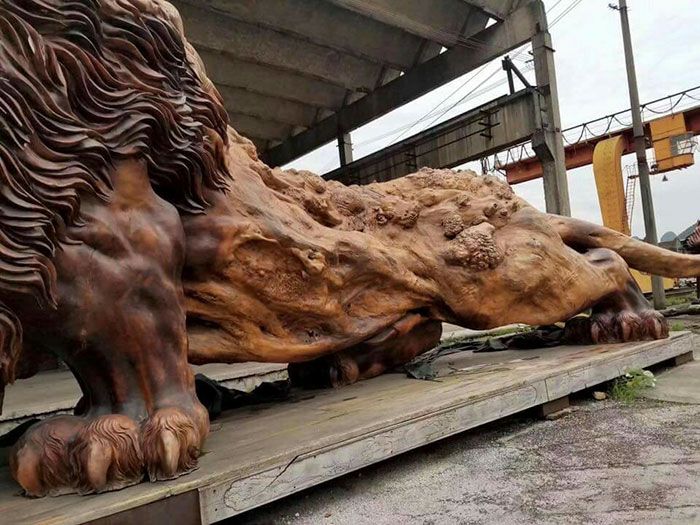 This Giant Lion Is The World’s Largest Redwood Sculpture (7 pics)