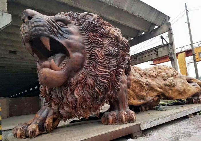 This Giant Lion Is The World’s Largest Redwood Sculpture (7 pics)