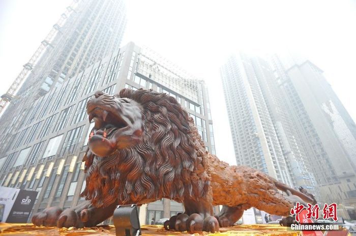 This Giant Lion Is The World’s Largest Redwood Sculpture (7 pics)