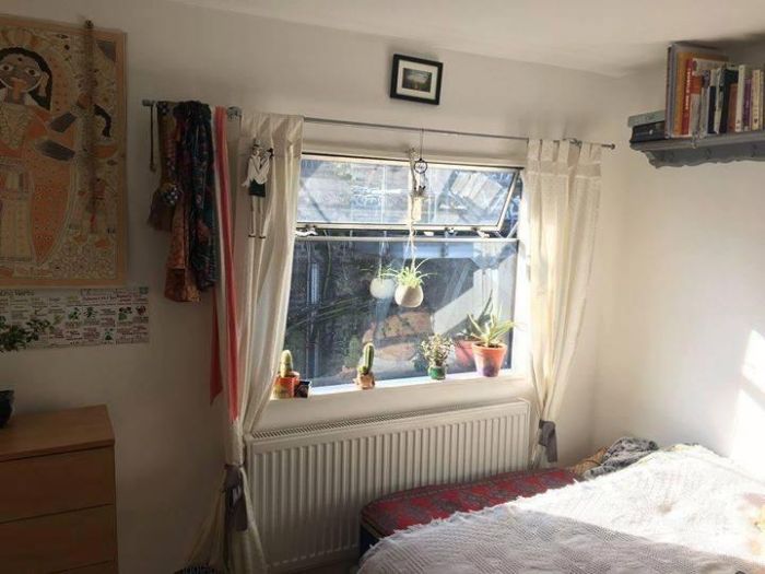 This East London Bedroom Comes With A Catch (7 pics)