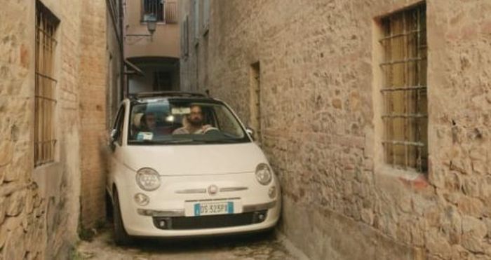The Hilarious Stuck Car Scene From Master Of None Really Happened (4 pics)
