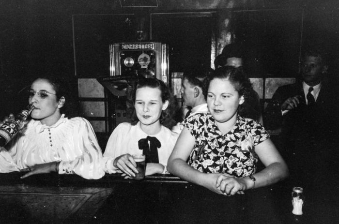 Americans Drink Beer And Eat Crabs During The Great Depression (17 pics)