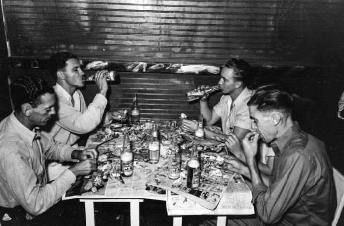 Americans Drink Beer And Eat Crabs During The Great Depression (17 pics)