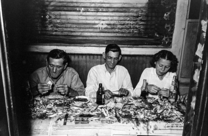 Americans Drink Beer And Eat Crabs During The Great Depression (17 pics)