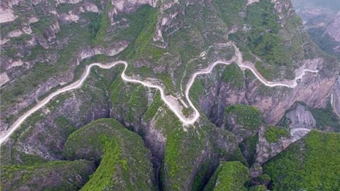 Global Travelers Are Astonished By China's Hand Chiseled Hanging Highway (6 pics)