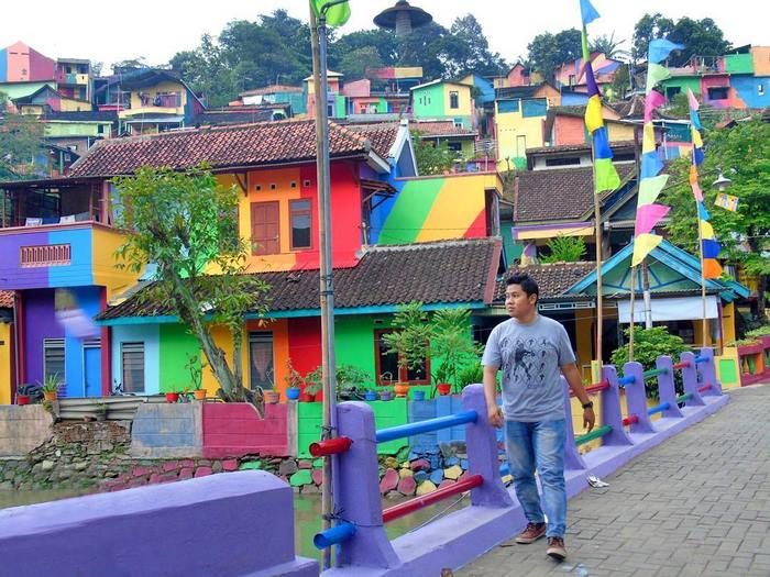 Indonesian Government Turns Slum Into A Rainbow Village (12 pics)