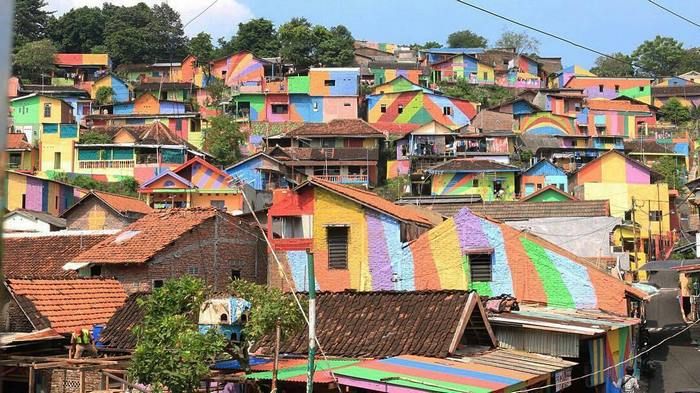 Indonesian Government Turns Slum Into A Rainbow Village (12 pics)