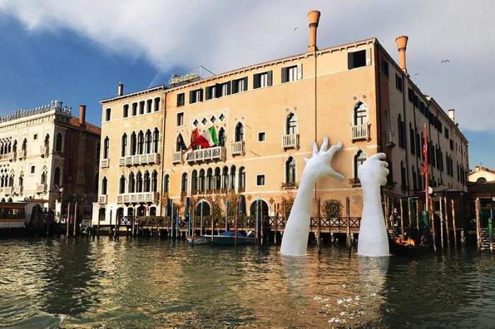 Lorenzo Quinn Unveils Incredible Sculpture At Ca’Sagredo Hotel (3 pics)