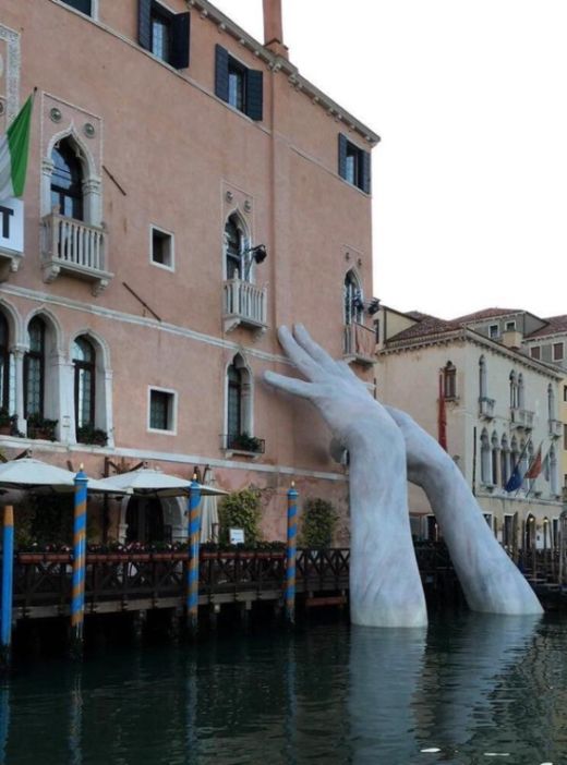 Lorenzo Quinn Unveils Incredible Sculpture At Ca’Sagredo Hotel (3 pics)