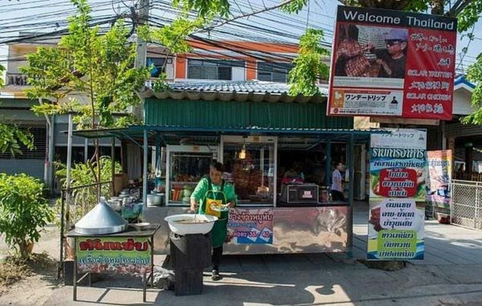 Thailand Man Uses The Power Of The Sun To Cook Chicken (4 pics)