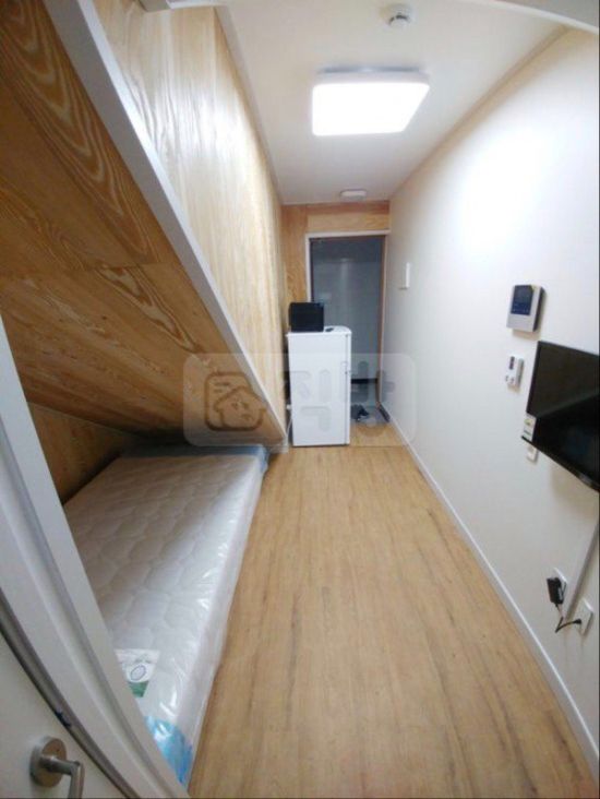What A $200 A Month Apartment Looks Like In Seoul (2 pics)