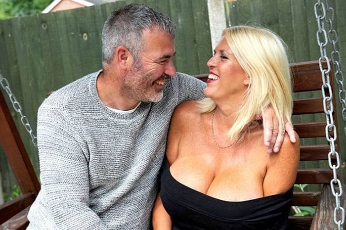 Britain’s Bustiest Woman Can’t Stop Enlarging Her Breasts After Her Divorce (15 pics)