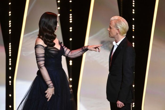 Monica Bellucci Shares A Steamy Kiss With A French Comedian (7 pics + video)