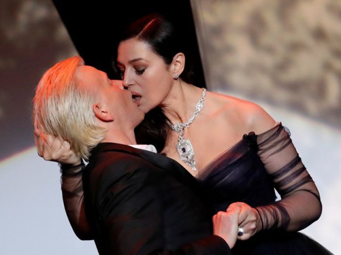 Monica Bellucci Shares A Steamy Kiss With A French Comedian (7 pics + video)