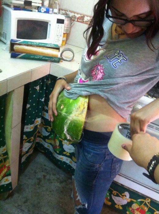 How To Pull Off A Fake Pregnancy (4 pics)