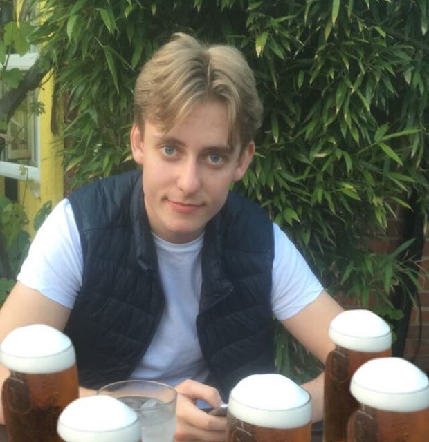 Guy Pulls Hilarious Snapchat Prank On His Friends At The Bar (3 pics)
