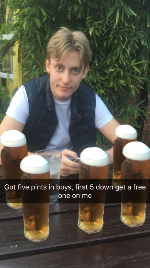 Guy Pulls Hilarious Snapchat Prank On His Friends At The Bar (3 pics)