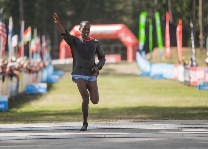 Kenyan Wins Marathon While Running In Socks (6 pics)