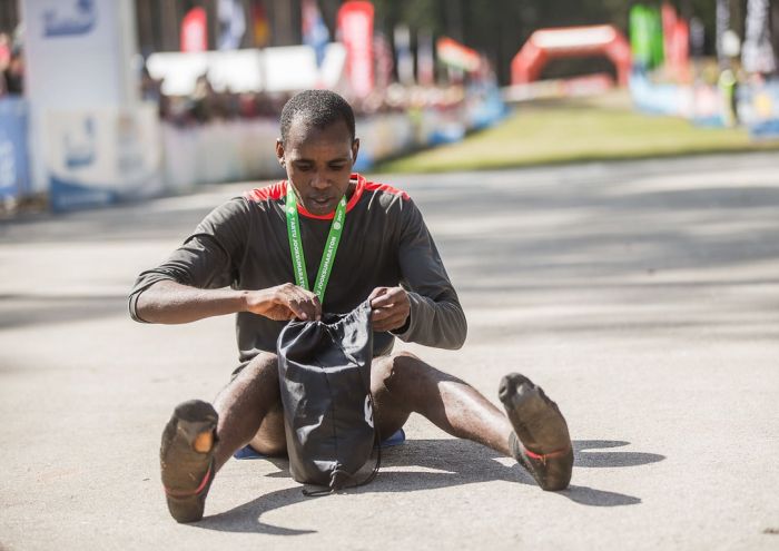 Kenyan Wins Marathon While Running In Socks (6 pics)