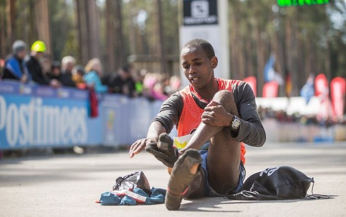 Kenyan Wins Marathon While Running In Socks (6 pics)