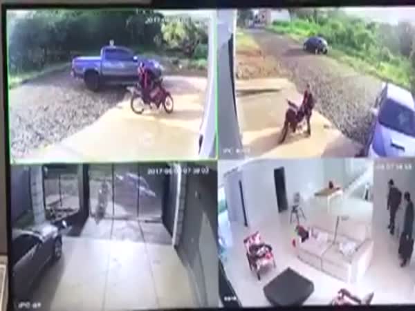 Home Owner Catches Burglars In The Act