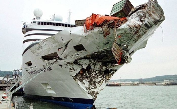 Brutal Photos Of Shipwrecks (24 pics)