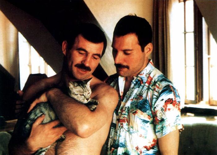 Rare Photos Of Freddie Mercury And His Boyfriend From The 1980s (24 pics)